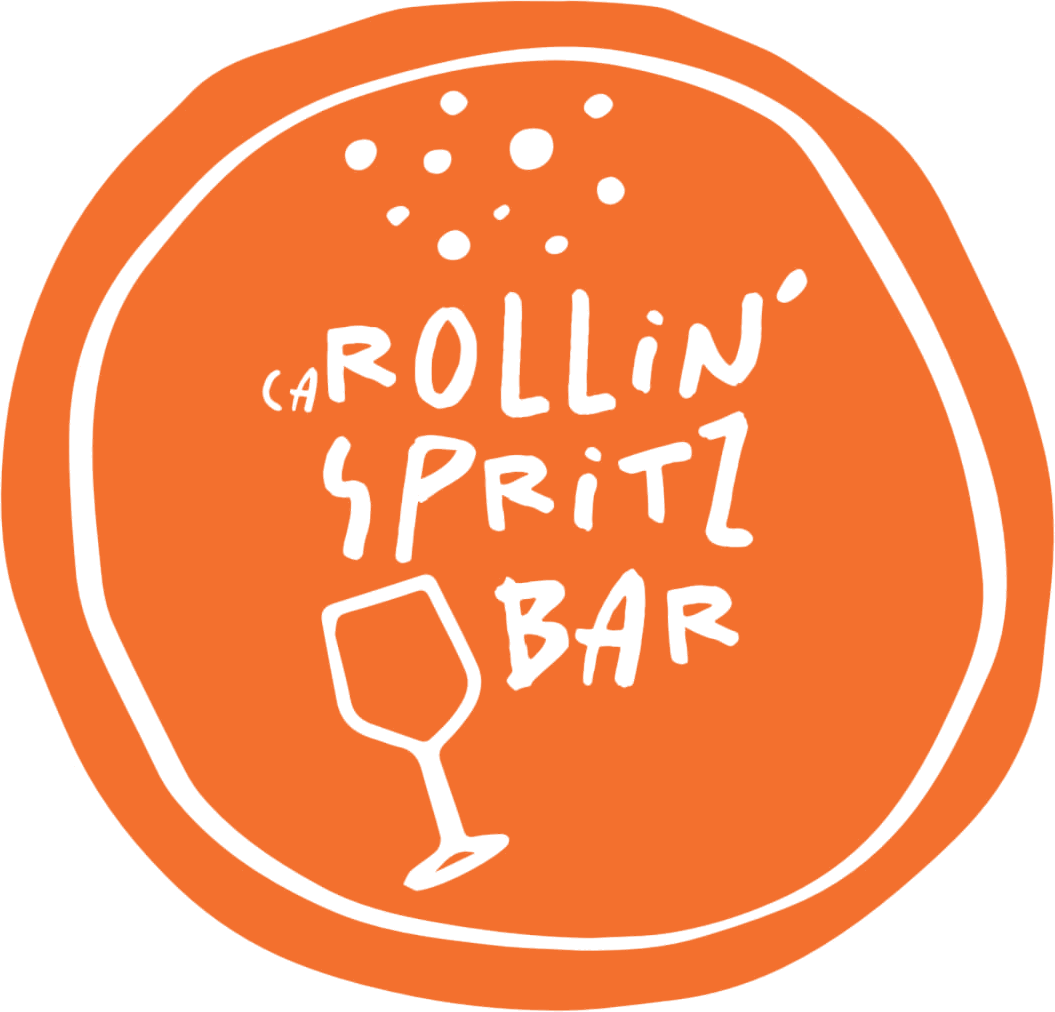 Handgezeichnetes Logo für die Bar 'Rolling Spritz' mit einem Weinglas und Orangenfarbe im Hintergrund.