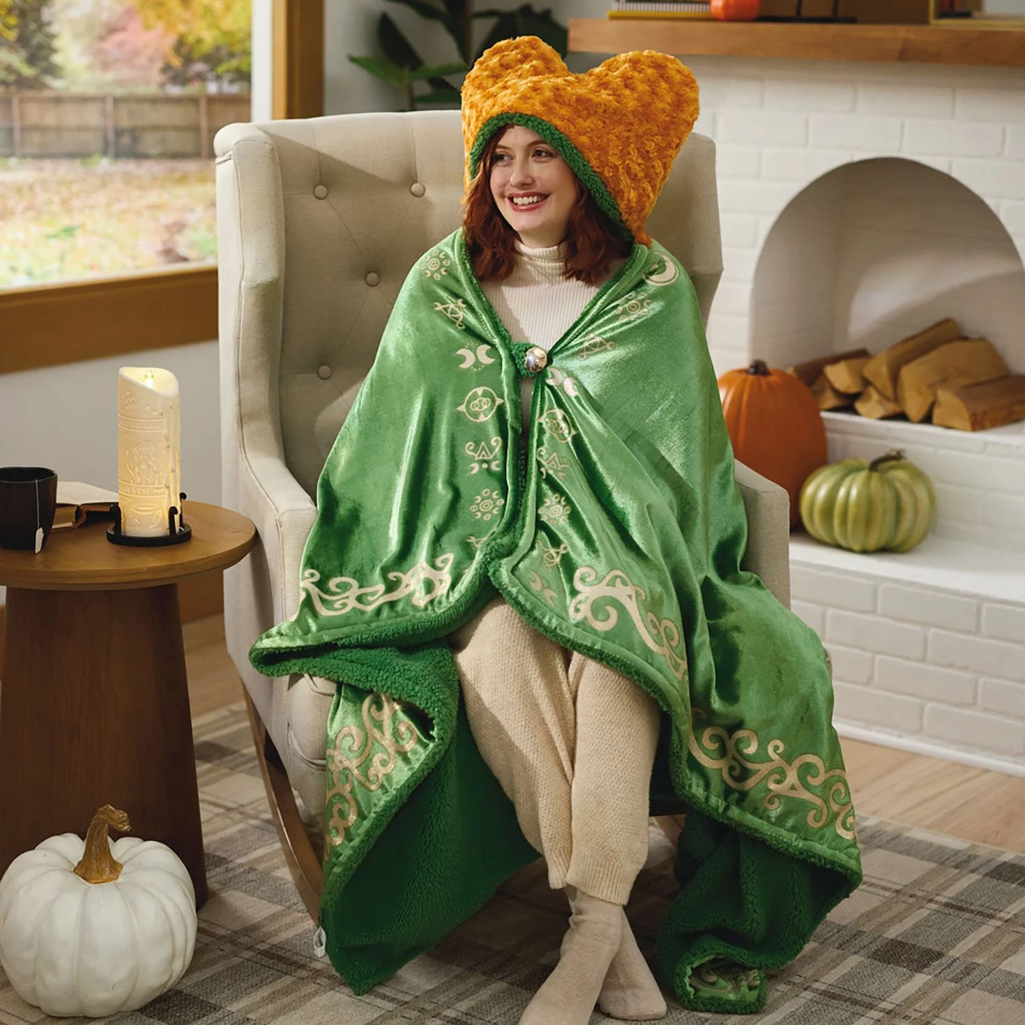 Disney-Hocus-Pocus-Winifred-Sanderson-Hooded-Blanket_1HGN1541_01.jpg