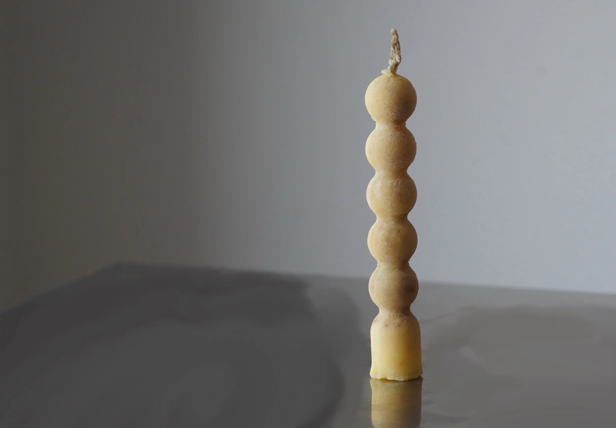 Una vela de mantequilla de seis porciones.