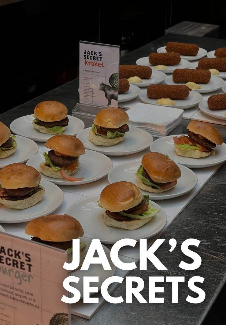 Plato con mini hamburguesas y platos con croquetas de kroket.