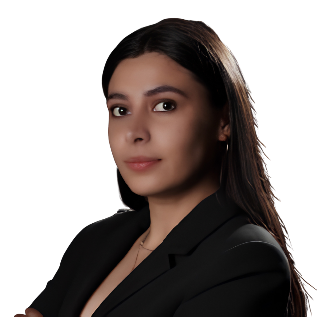 Retrato de una mujer joven con cabello oscuro, viste un traje negro y tiene expresión segura y profesional.