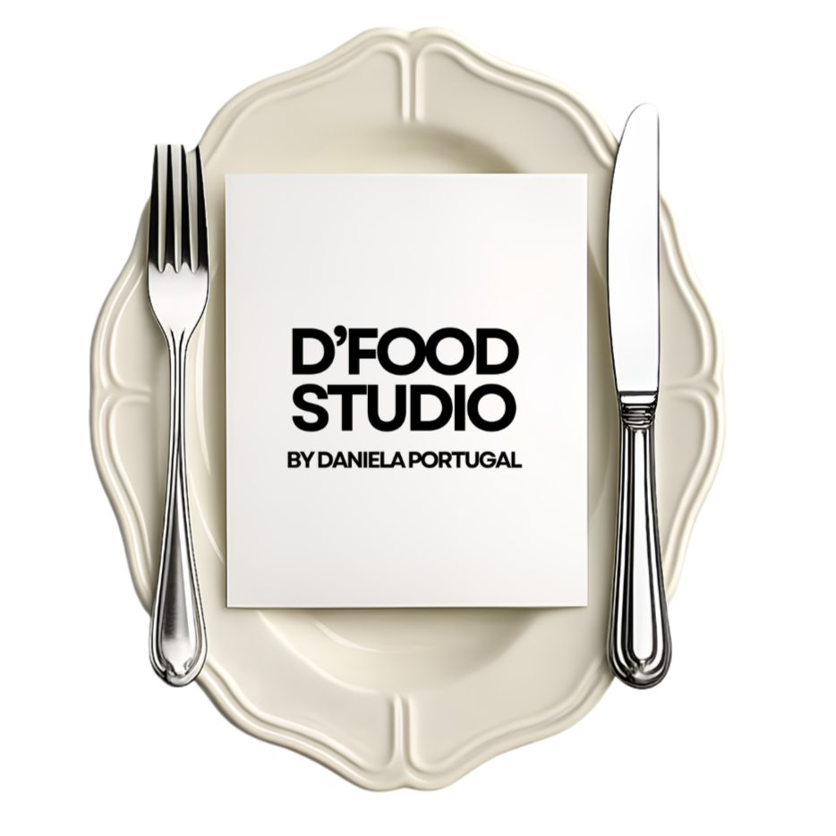 Plato de cerámica con tenedor a la izquierda y cuchillo a la derecha, con una tarjeta que dice 'D'FOOD STUDIO by Daniela Portugal'