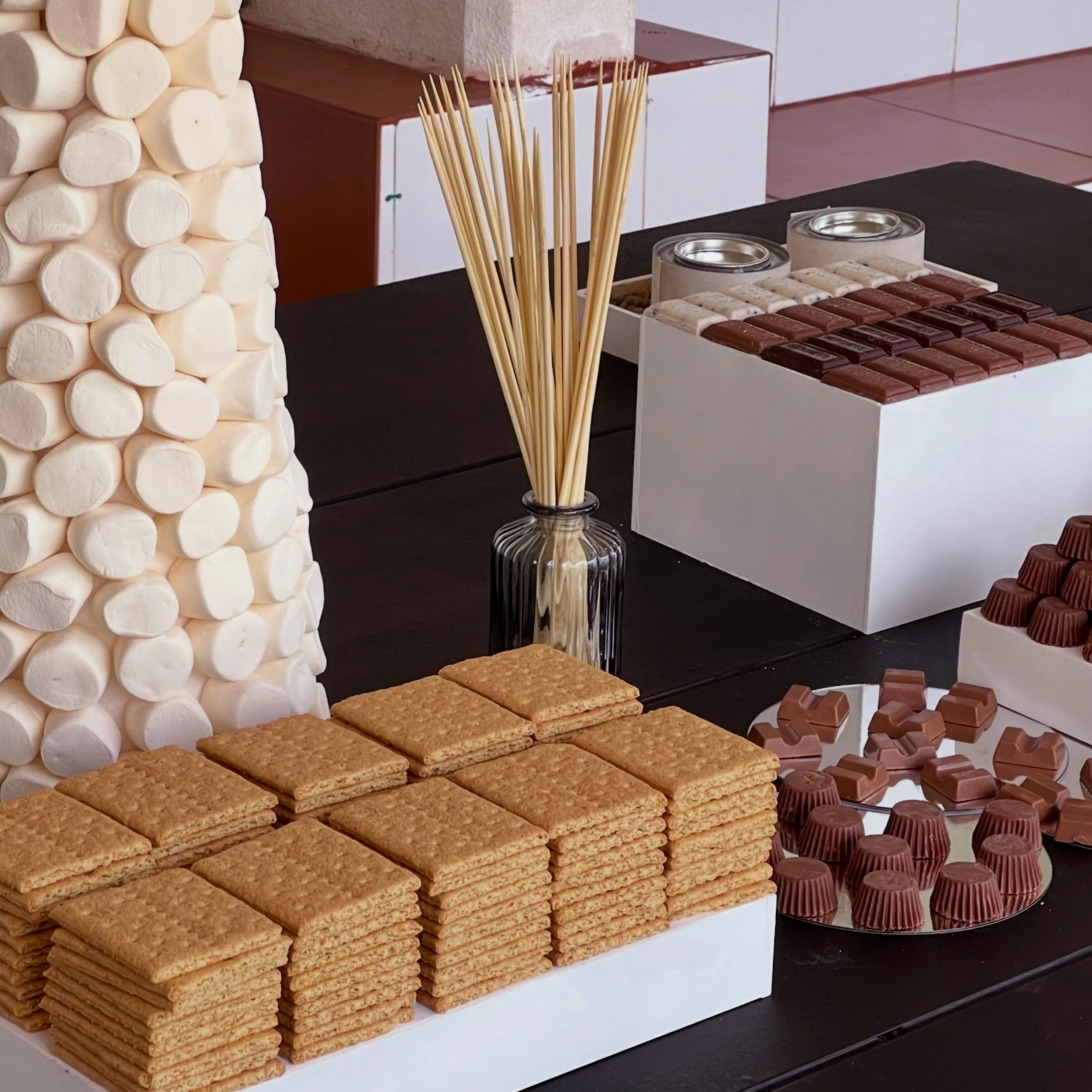 Variedad de chocolates y galletas en una mesa.