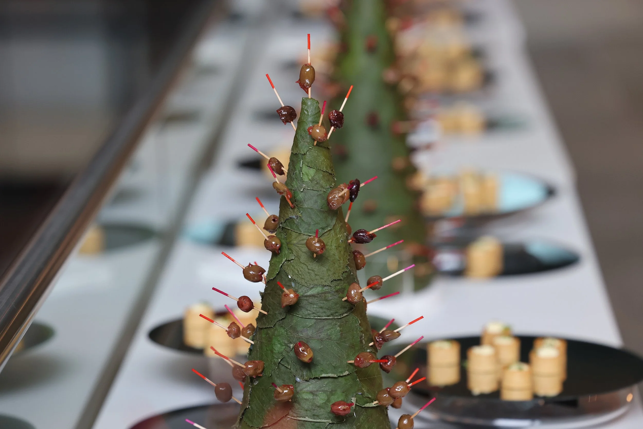 Cactus decorado con aceitunas ensartadas con palillos de colores.