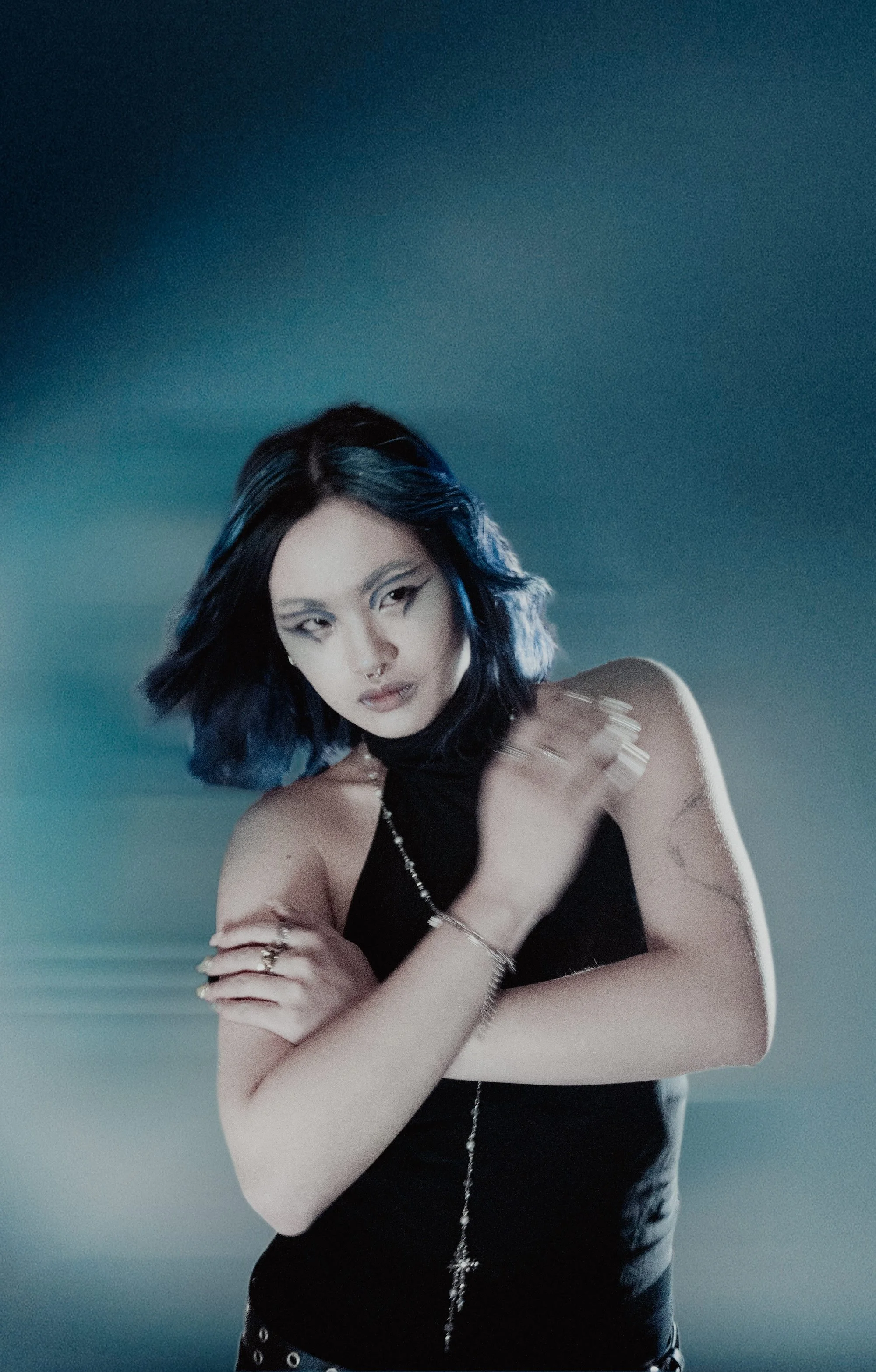 Blue graphic line eye look that complements her features