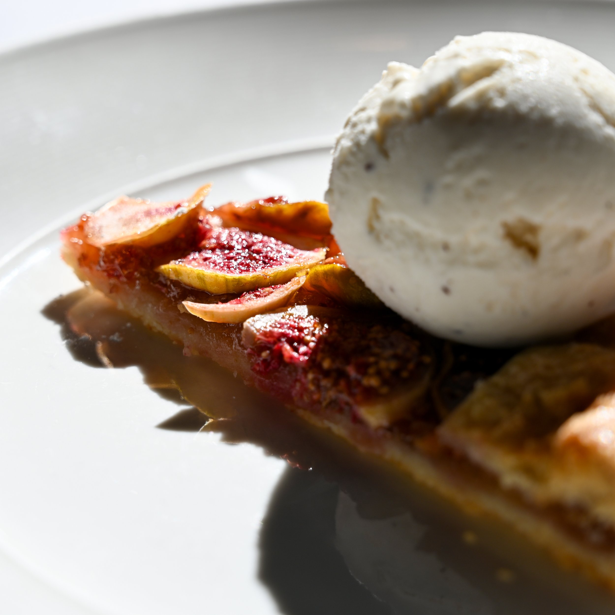 Close-up of a plate containing slices of cooked bacon and a scoop of mashed potatoes.