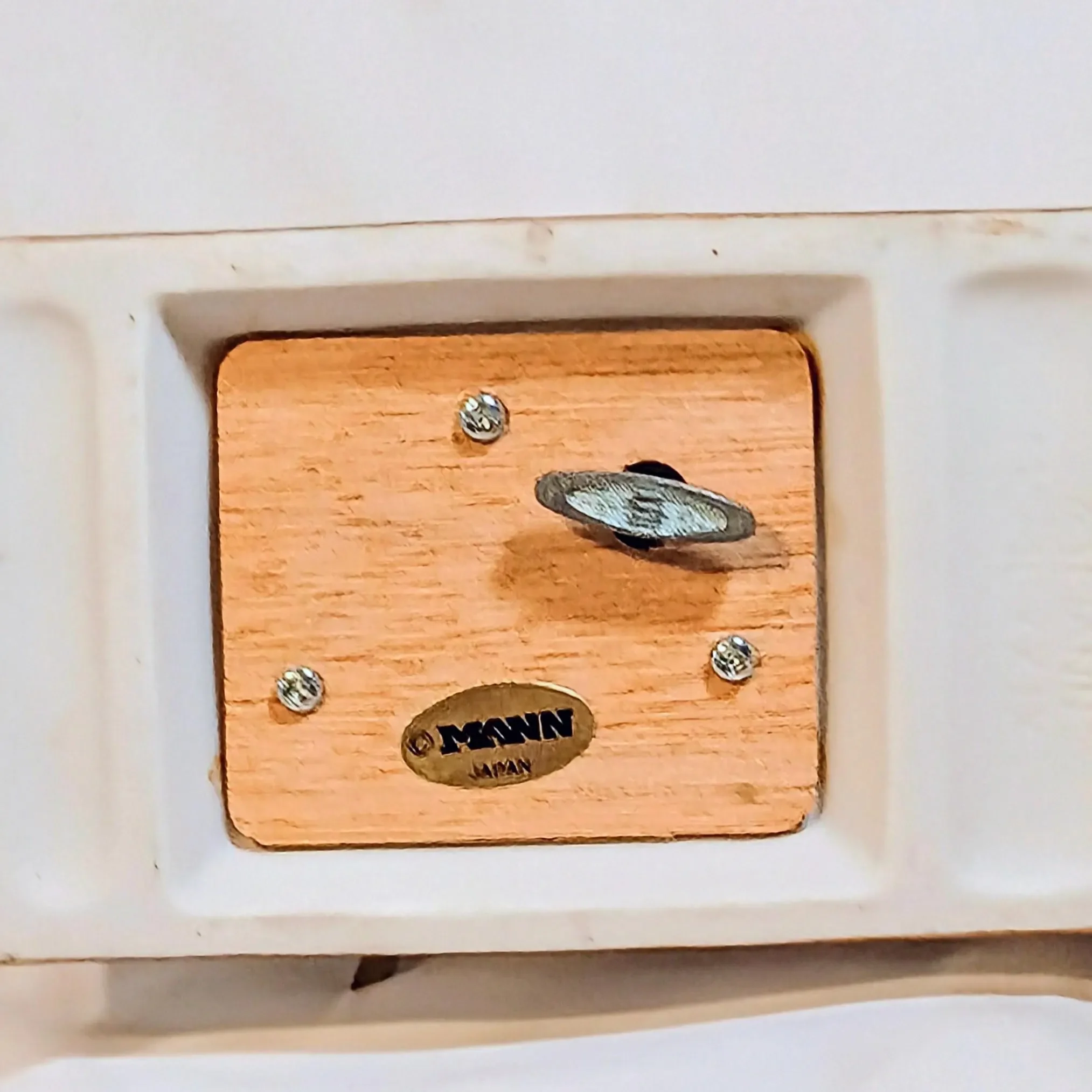 mann_music_box_bas_sticker.webp