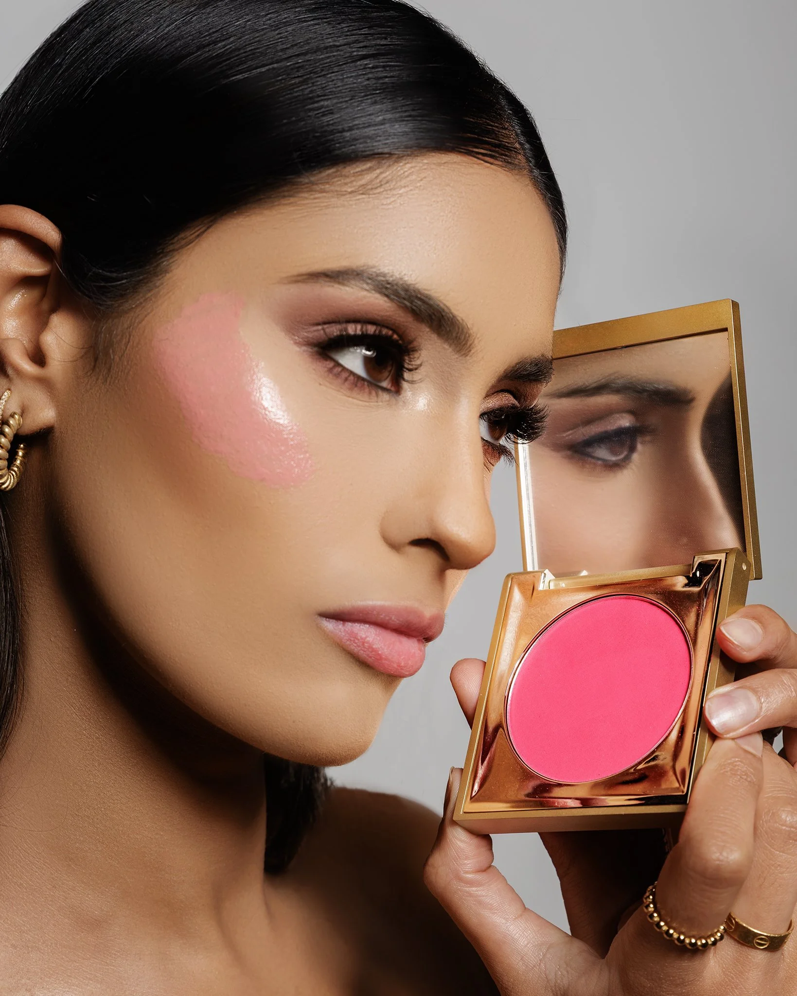High-key beauty photography focusing on natural skin textures, subtle retouches, and clean light control—designed for skincare brand campaigns and commercial licensing.