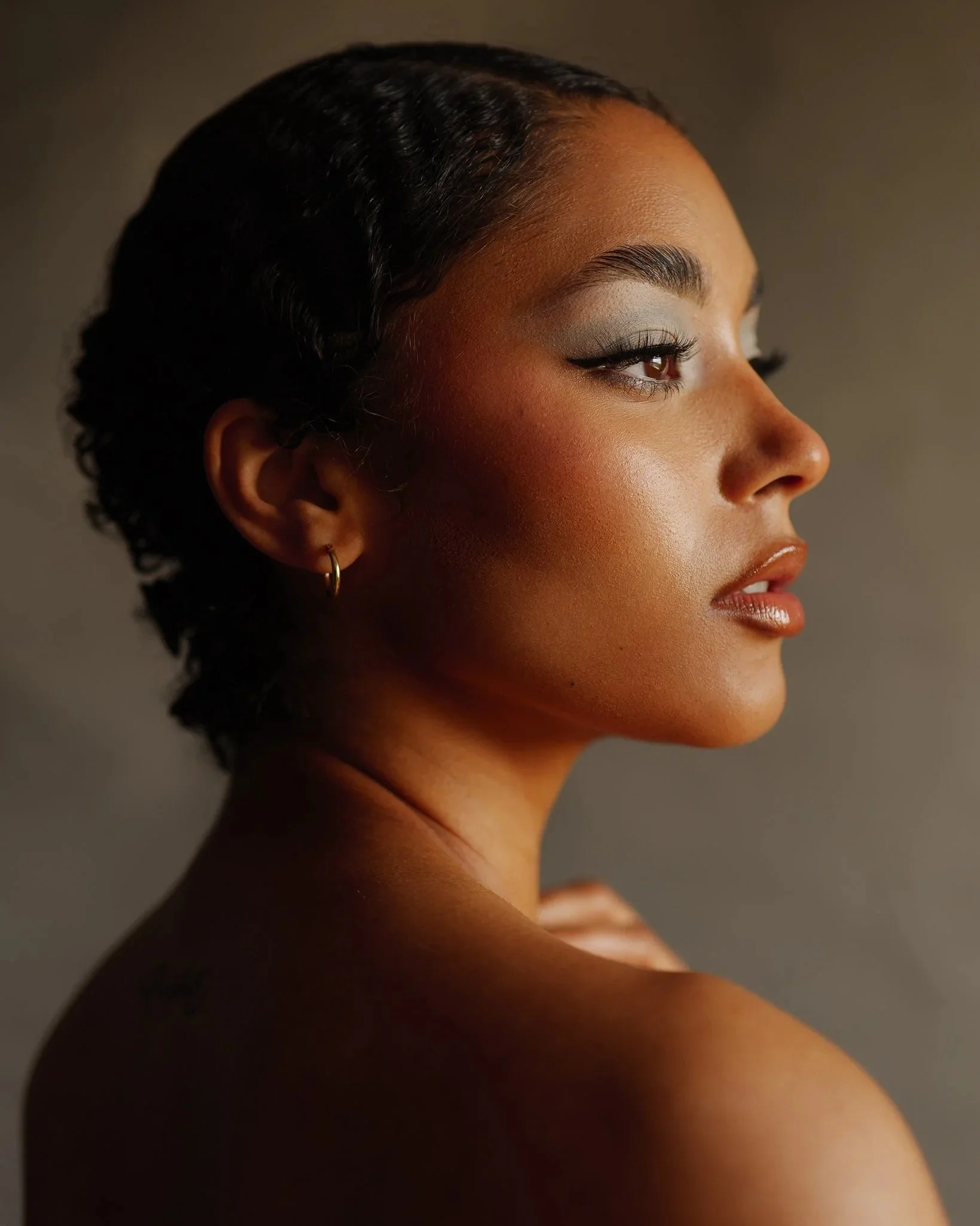 High-key beauty photography focusing on natural skin textures, subtle retouches, and clean light control—designed for skincare brand campaigns and commercial licensing.