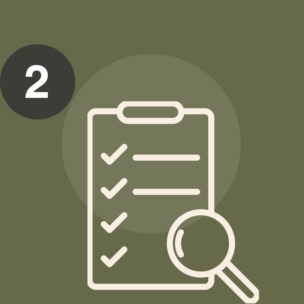 Een checklist met vier vinkjes en een vergrootglas ernaast.