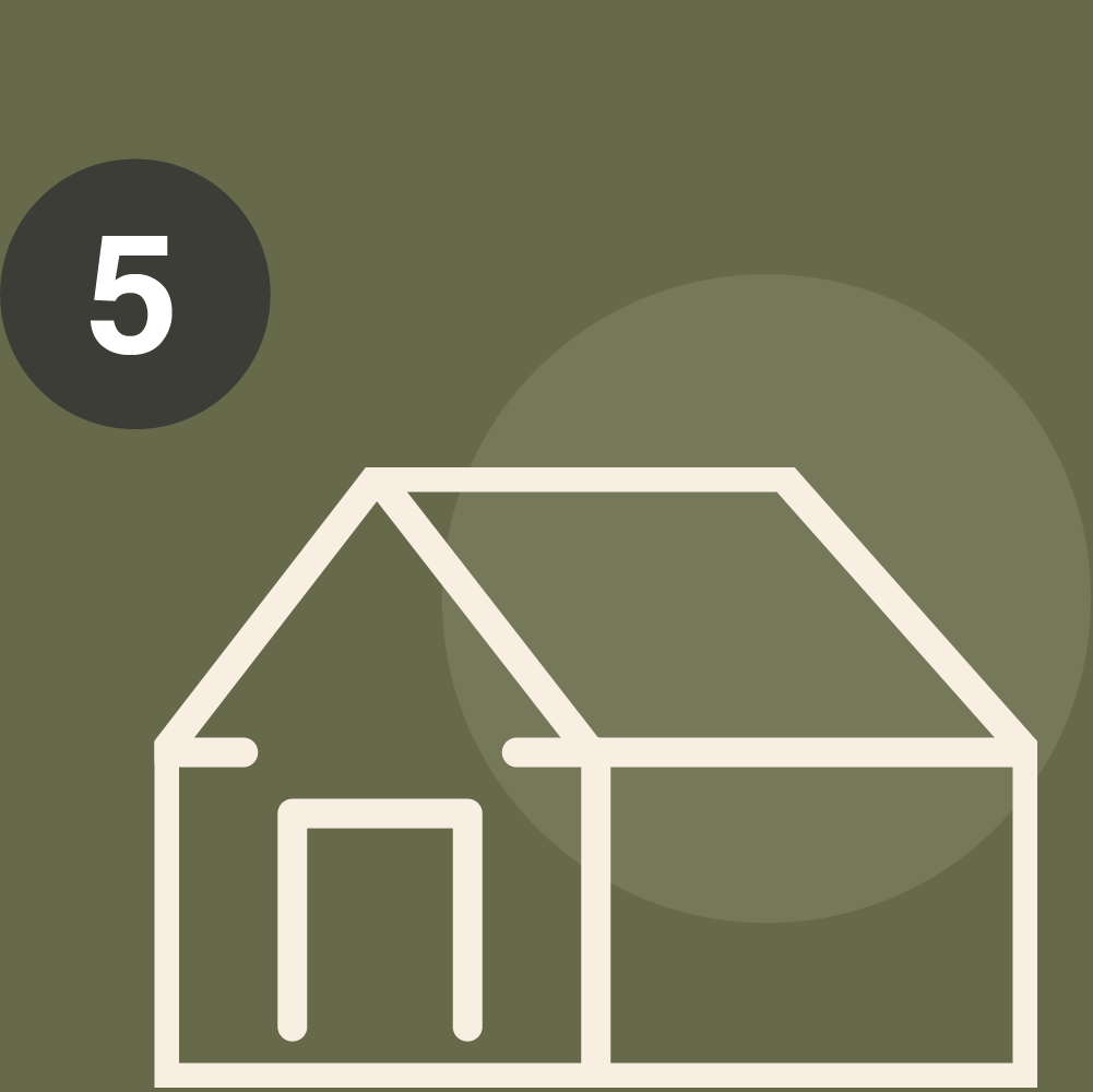 Een simpele witte lijntekening van een huis op een groene achtergrond, met een zwart cirkeltje linksboven met de witte tekst '5'.