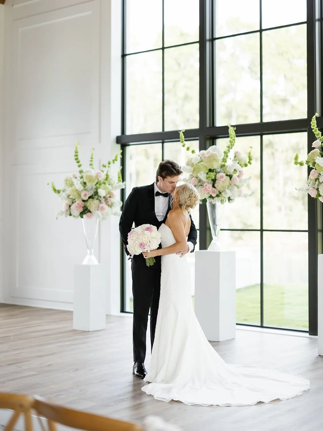 Libby + Cameron🤍

Vendors:
Floral @monicasbrides 
Photographer @tatumdicksonphoto 
DJ @essenentertainment 
Caterer @chef.steph.t 
Hair &amp; makeup @tellbeauty_ 
Cold sparks @roarovertexas 
Photo Booth: @htxpicbooth