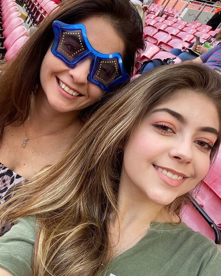 H&aacute; 5 anos eu acompanhei a Pri num show que ela queria (Justin Bieber)... hoje &eacute; ela quem me acompanha! Show do Elton John em Liverpool!!! Sonho da minha vida.... detalhe que, durante toda a gravidez da Pri eu ouvi as musicas dele!! Amo!