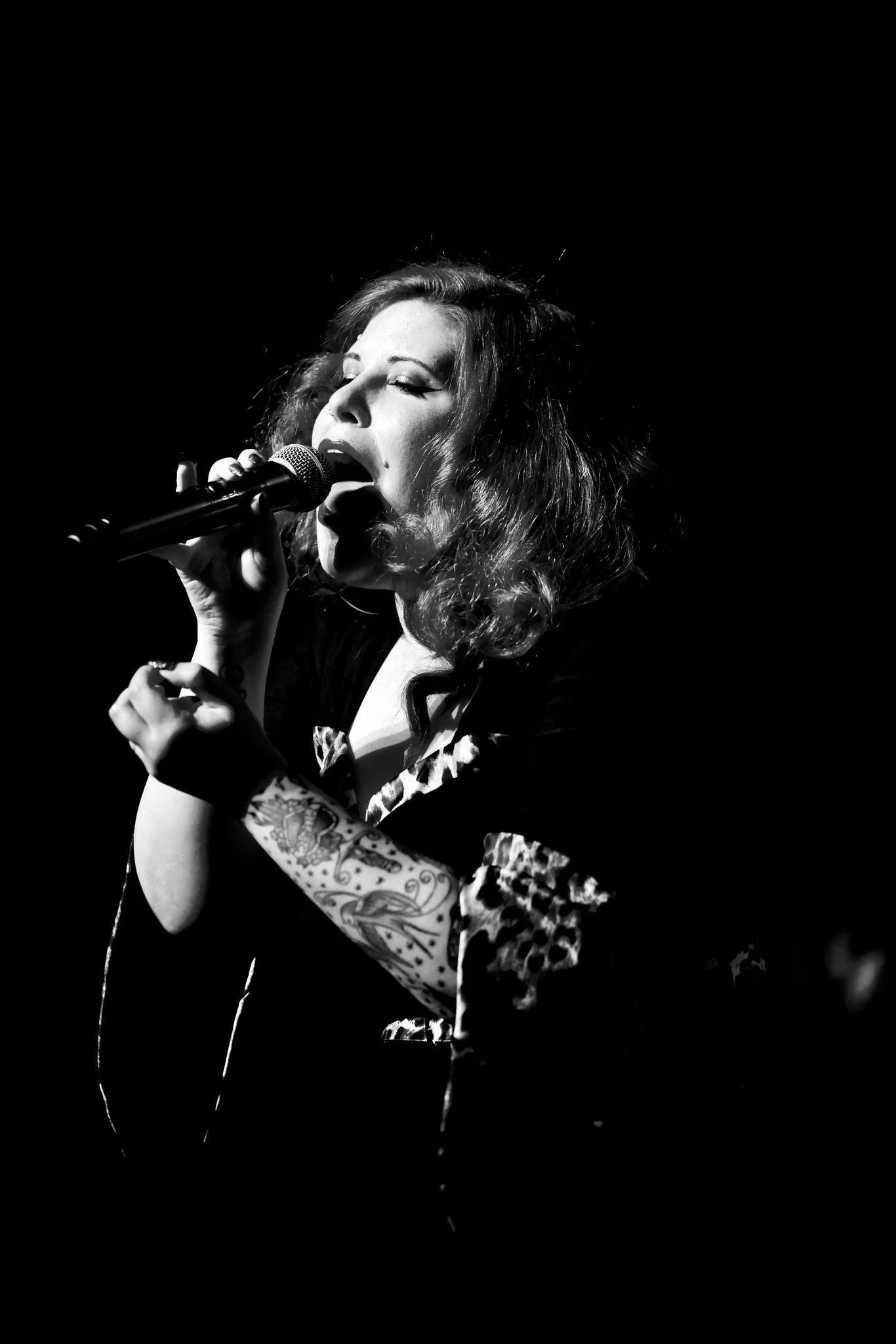 Singer songwriter Cecilya Mestres fronting the best retro European rhythm 'n' blues live show at the French venue le Gouvy (Eastern France, 2024).
