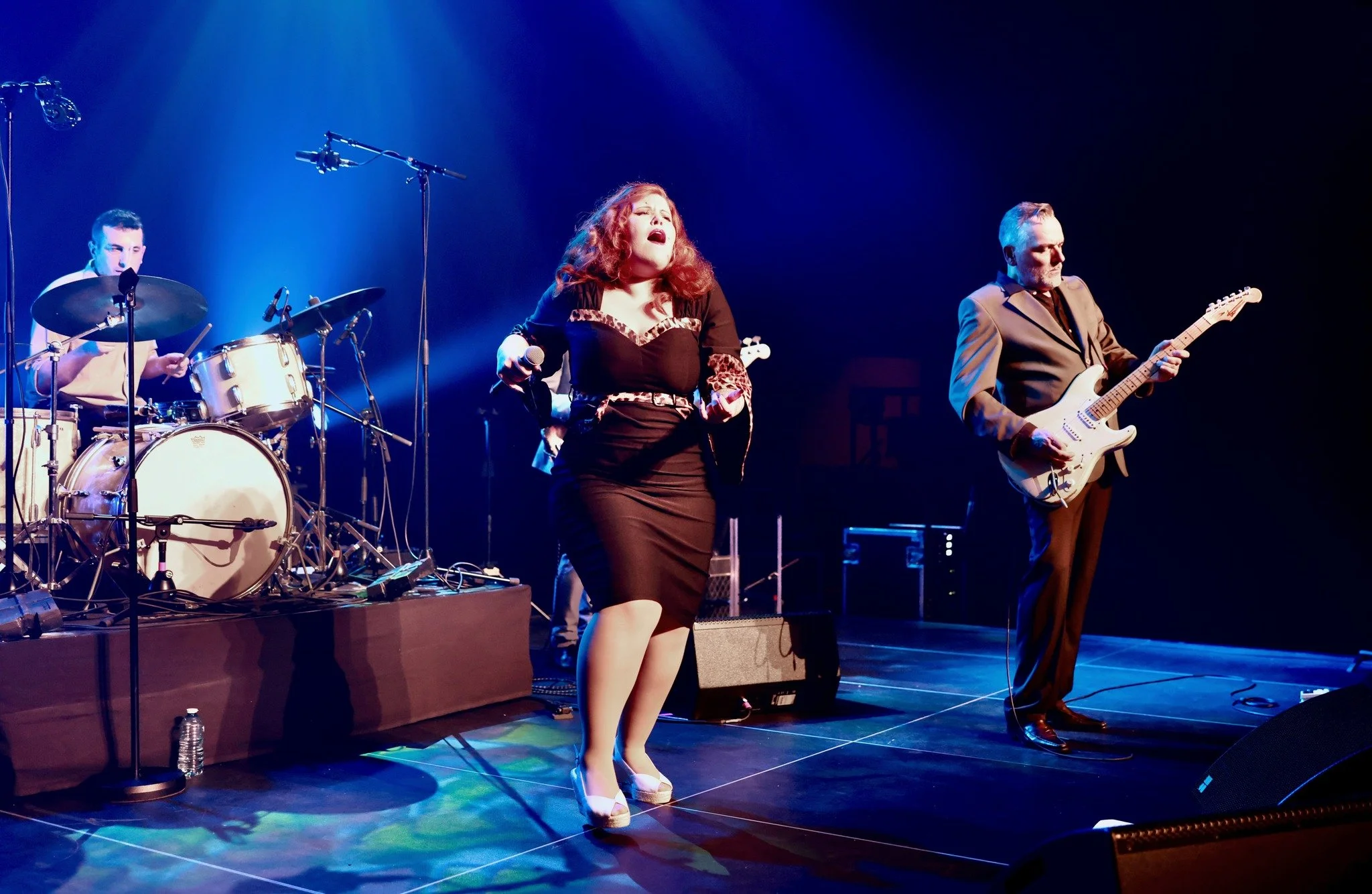Singer Cecilya Mestres & guitarist Rodolphe Dumont performing the best retro rhythm 'n' blues live show at the French venue le Gouvy (Eastern France, 2024).