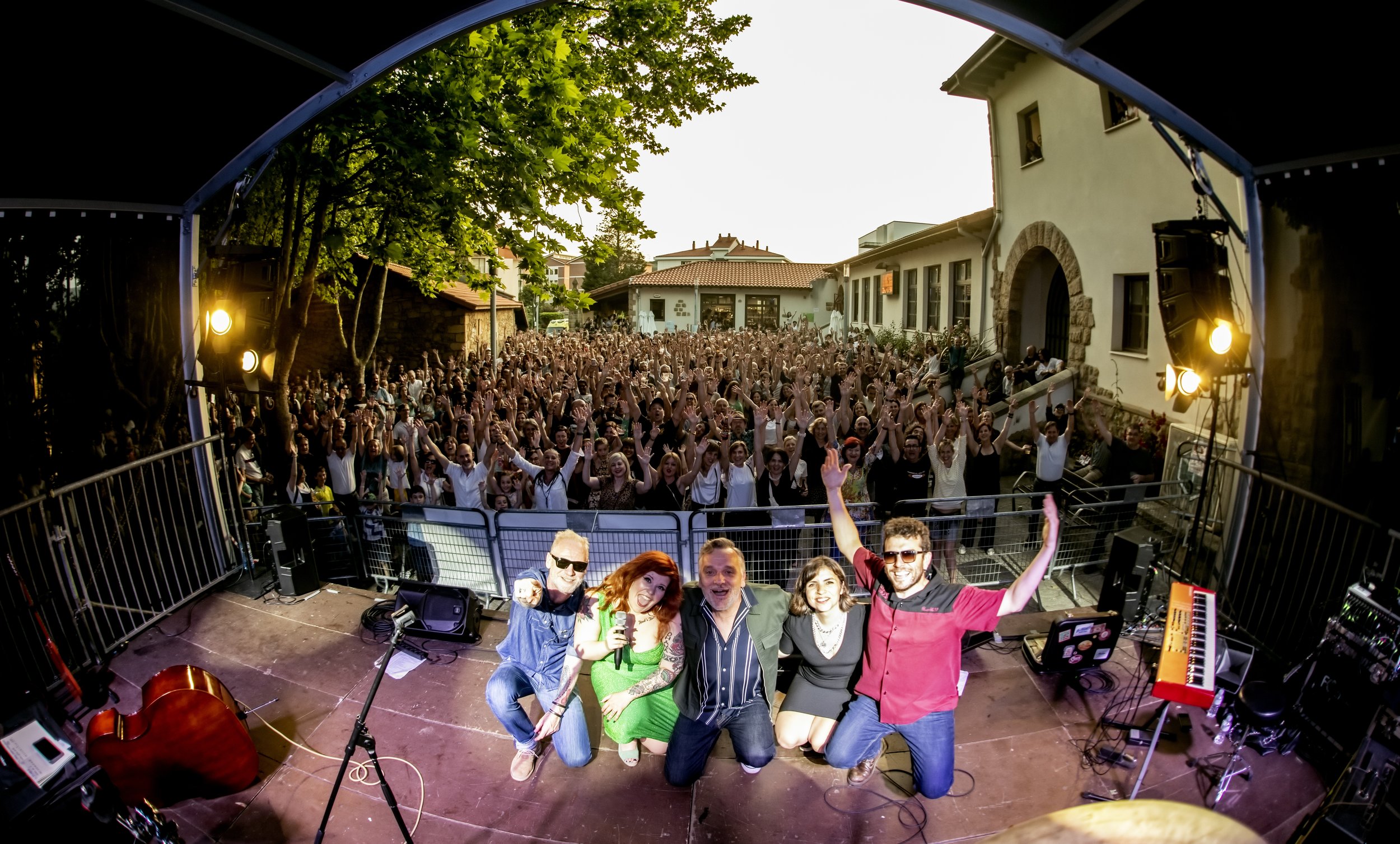 Cecilya & The Candy Kings rock a massive crowd with their retro rhythm 'n' blues live show at Sanbar Blues Festival (Basque Country, Spain 2023).