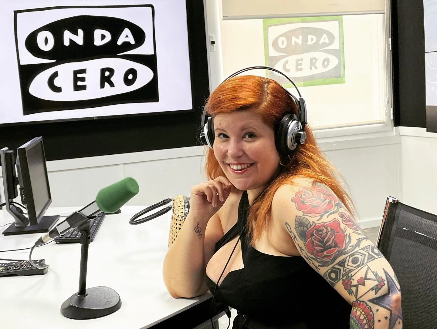 Singer Cecilya Mestres performing a live acoustic session at Onda Cero Radio for Más de Uno show with Carlos Alsina (Spain, 2023).