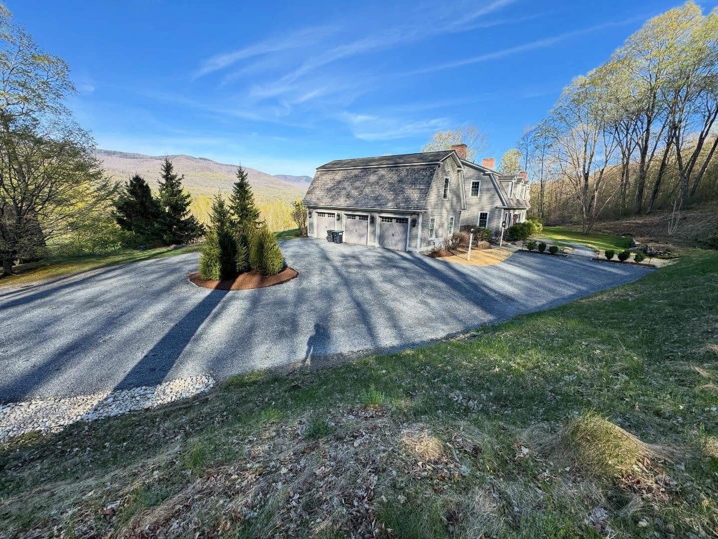📍Dorset, VT - This small turnaround was super tight for parking and turning around. Not only did we add plenty of space for parking and turning around, but also some awesome spruce trees, drains, and some shrubs.