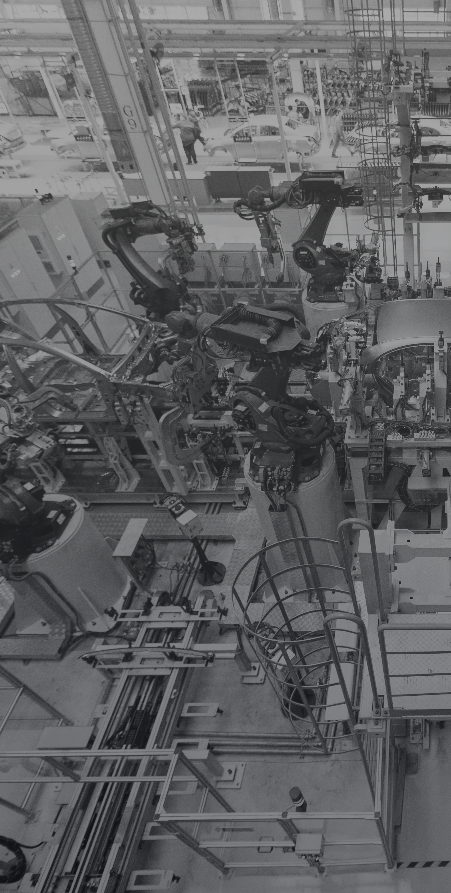 Robot industrial trabajando en una línea de ensamblaje en una fábrica de automóviles.