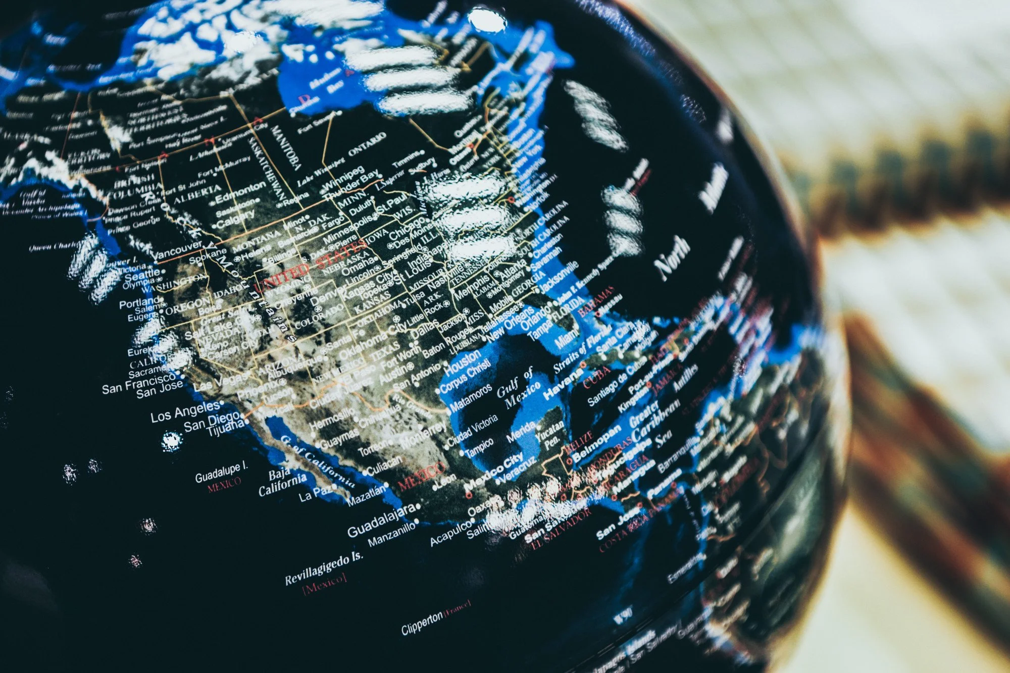 Mapa mundial que muestra países y ciudades destacados, con fronteras y nombres en diferentes colores.