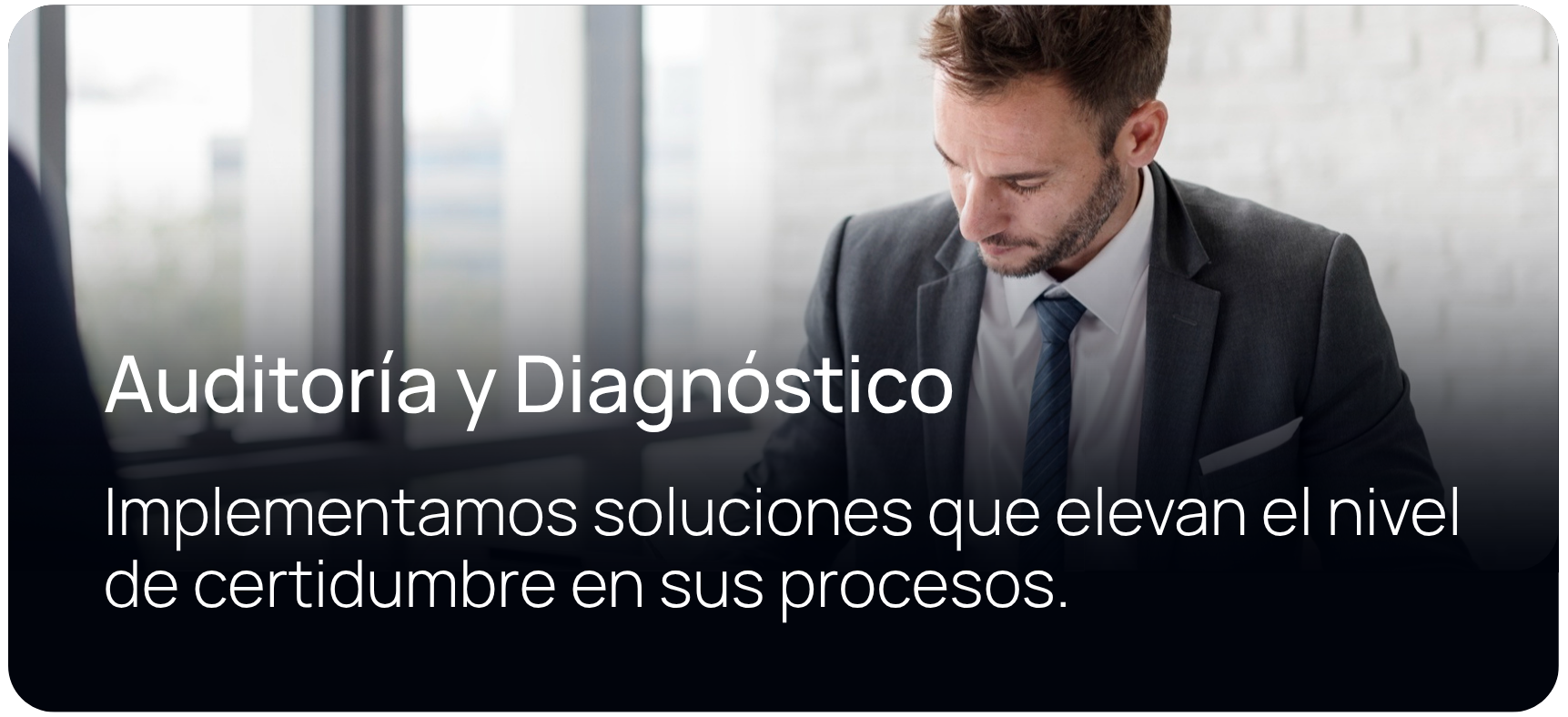 Hombre de negocios revisando documentos en una oficina moderna con ventana grande de fondo y texto sobre auditoría y diagnóstico en español.