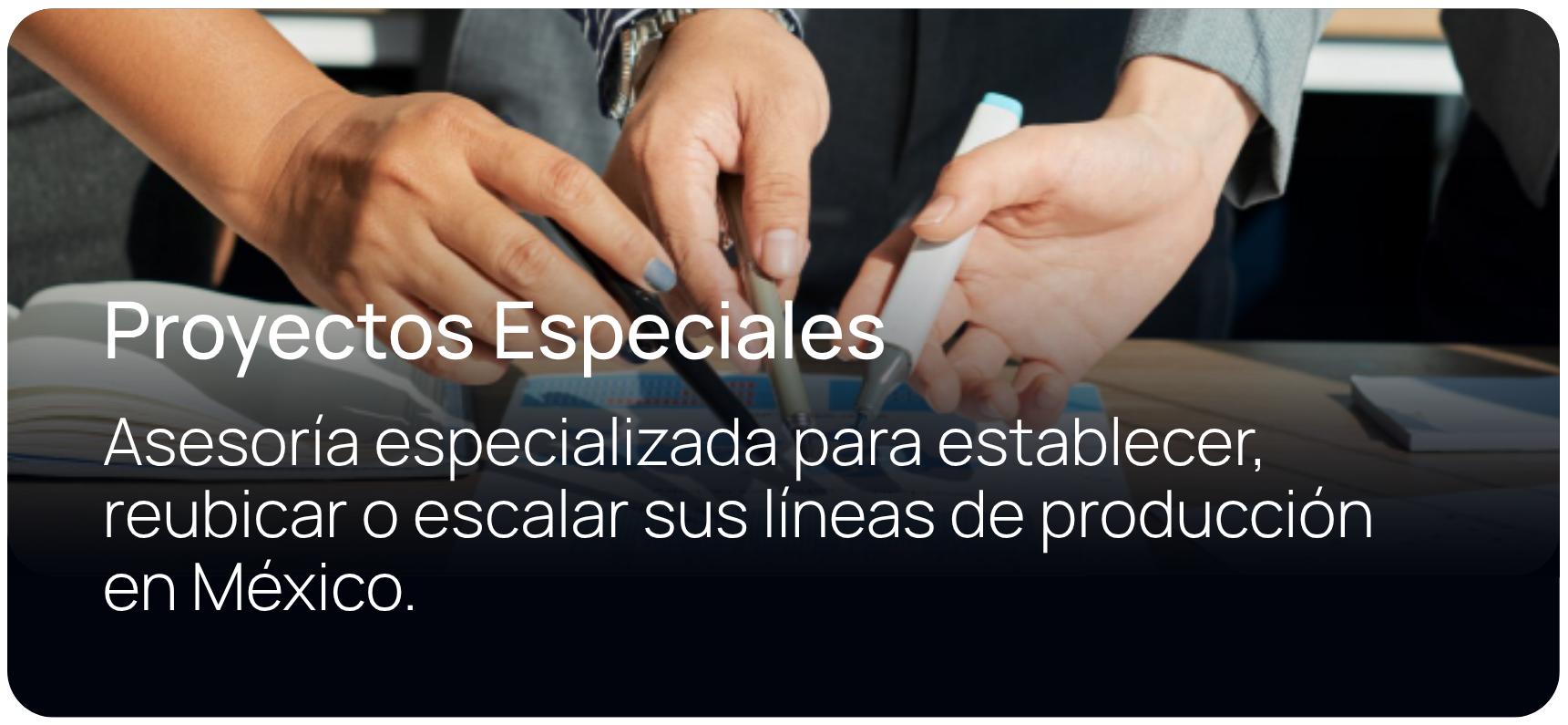 Manos de varias personas trabajando juntas en un proyecto, con documentos y marcadores en una mesa