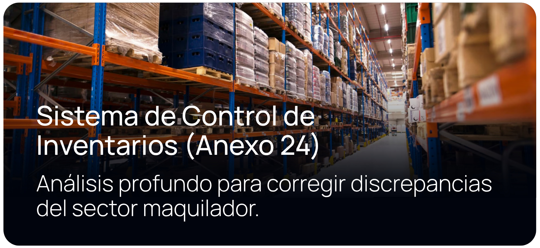 Estanterías con cajas y pallets en un almacén industrial