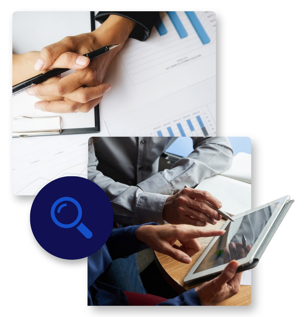 Personas colaborando en una reunión con documentos y dispositivos digitales.