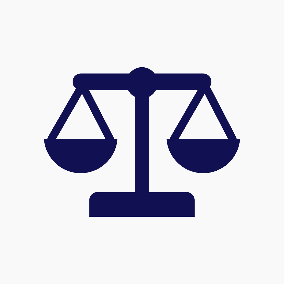 Icono de una balanza de justicia de color negro sobre fondo gris claro.