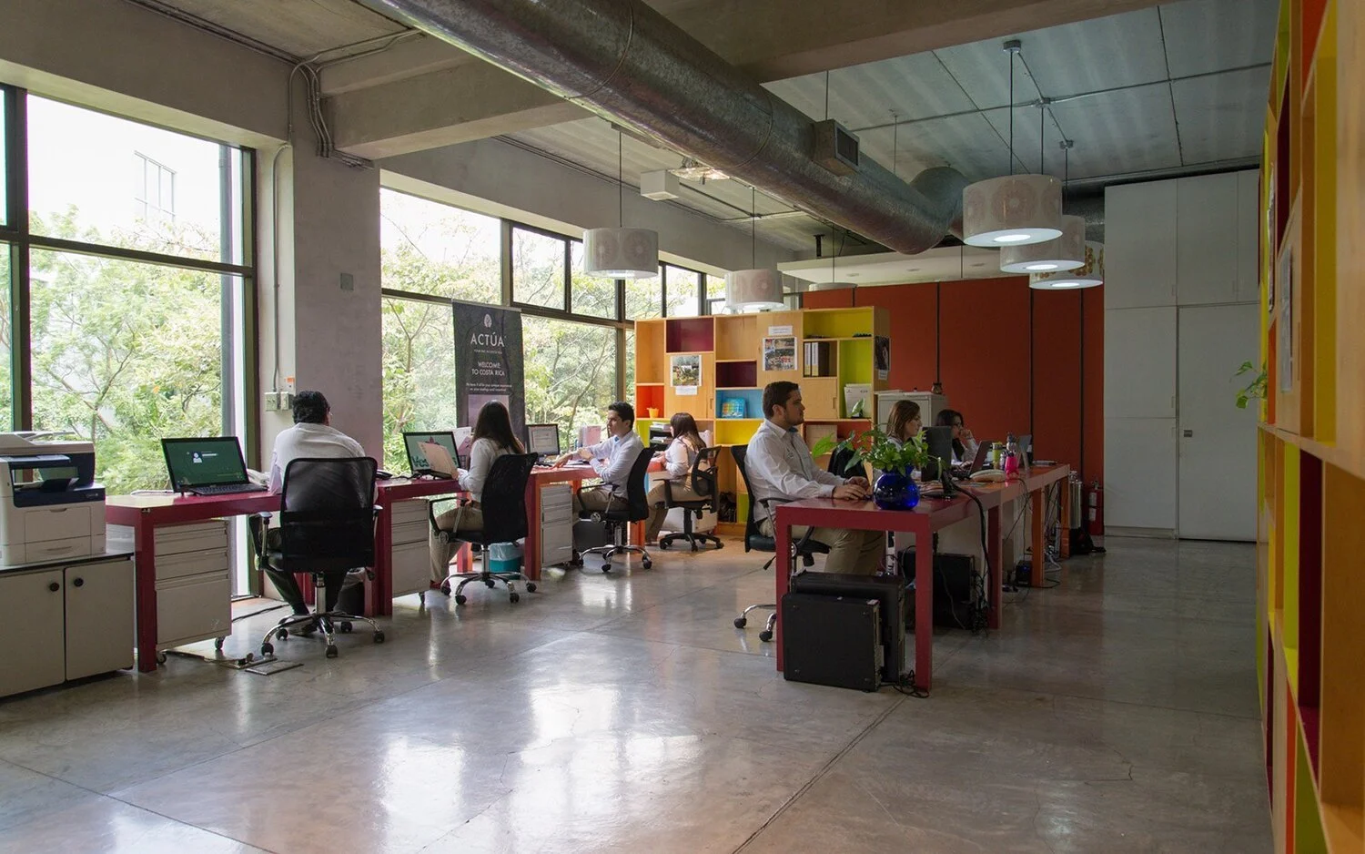 Actúa DMC team working in the company office