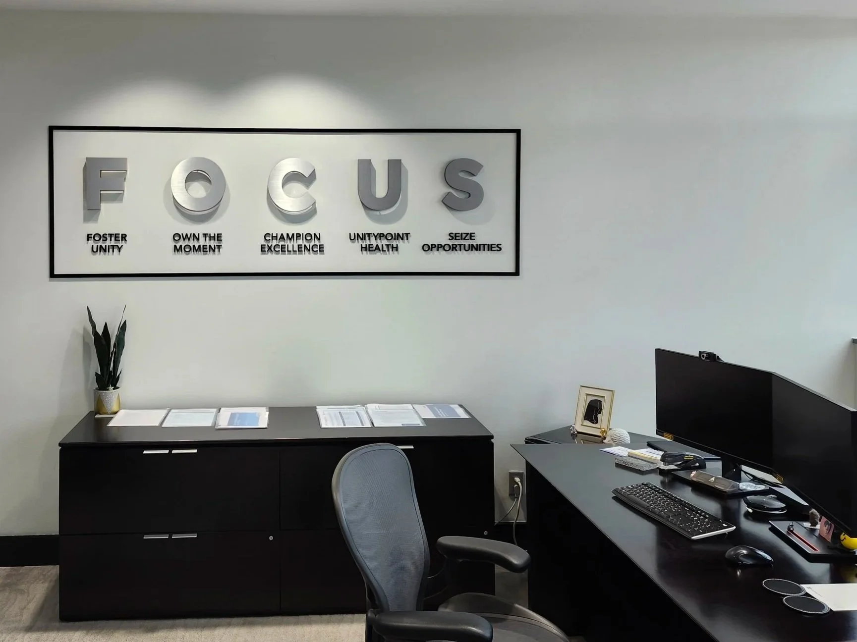 Metal dimensional display in executive office