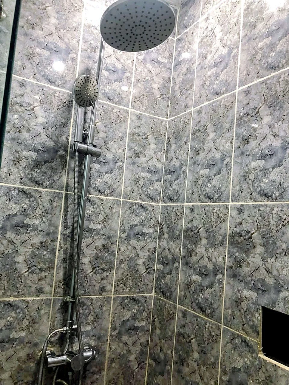 samshouse-gisele-douche.jpg
