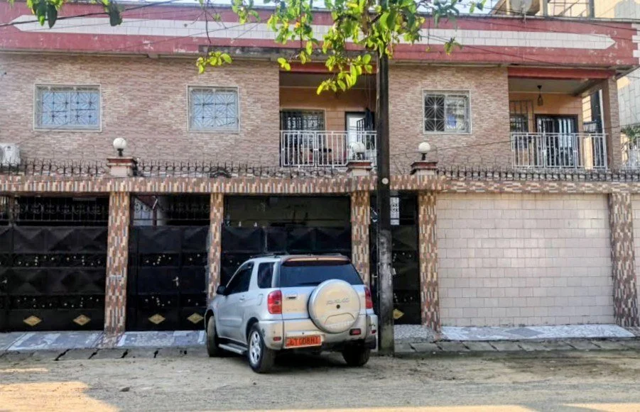 samshouse-residence-facade-parking.jpg