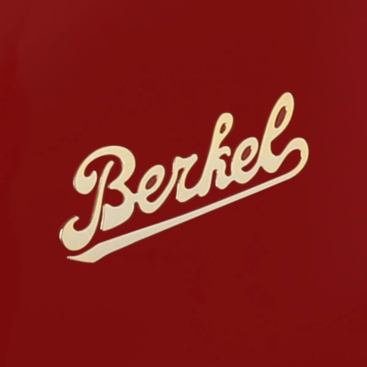 Logo de Berkel en script blanc sur fond rouge.