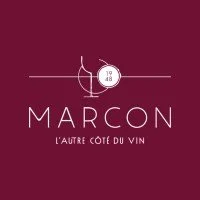 Logo avec un fond bordeaux, le nom 'Marcon' et la phrase 'L'autre côté du vin'