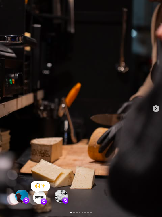 Préparation de fromage sur une planche en bois, avec un couteau, dans un environnement de cuisine