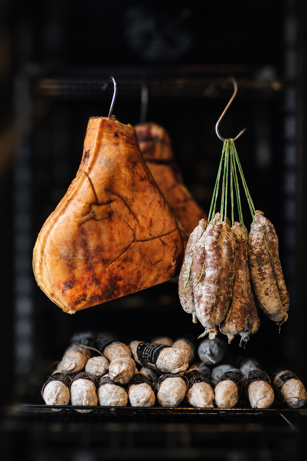 Viandes fumées et saucisses suspendues dans un fumoir