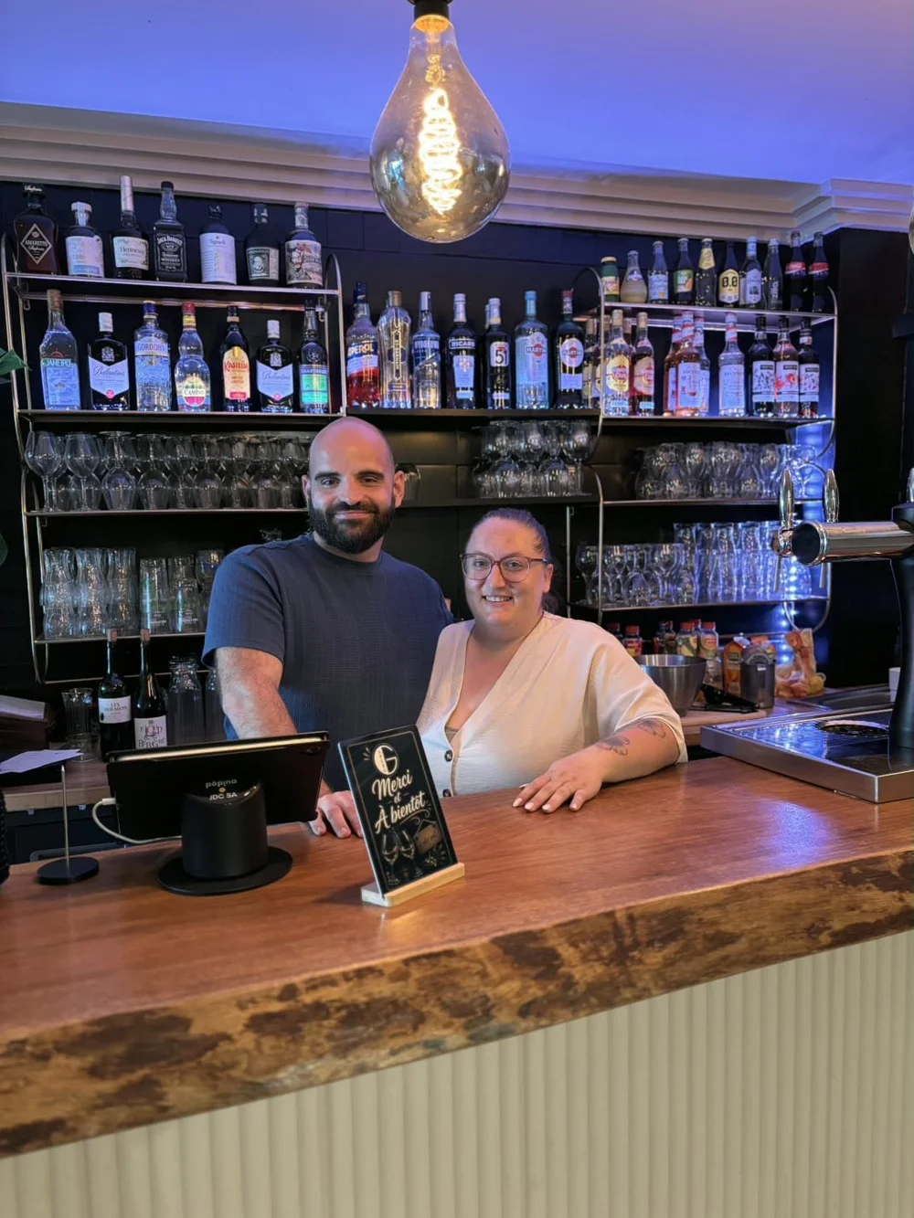 Jenny et Maxime, gérants du G.APERO Toulon, derrière le bar