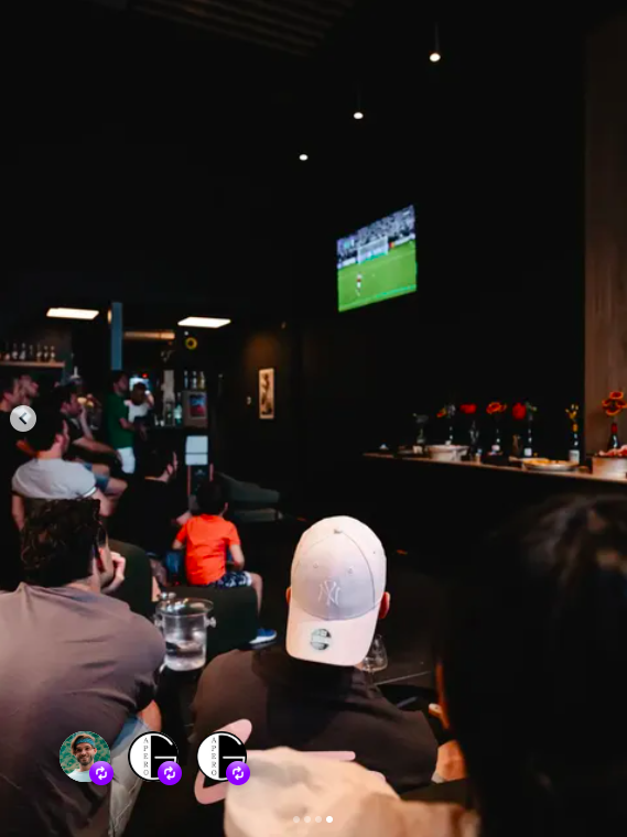 Groupe de personnes regardant un match de football dans un bar à G.APERO ANDREZIEUX