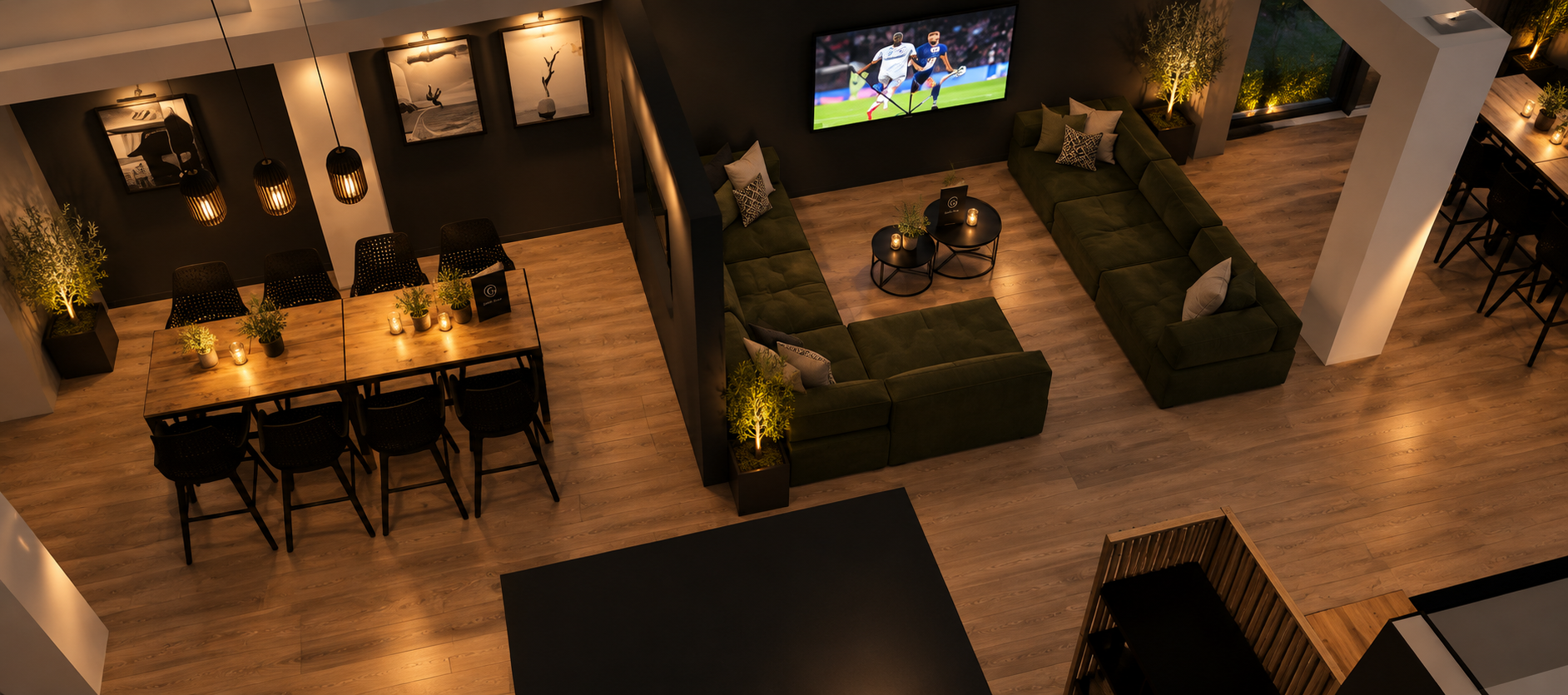 Plan 3G de G.APERO FRANCE : Salon cosy avec canapés verts, télévision murale diffusant un match de football, table basse, luminaires tamisés, plantes vertes, tables à manger en bois avec bougies, ambiance chaleureuse.