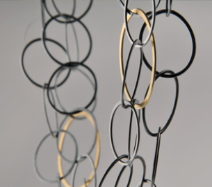 Hängende Dekokreise aus Metall in Schwarz und Gold.