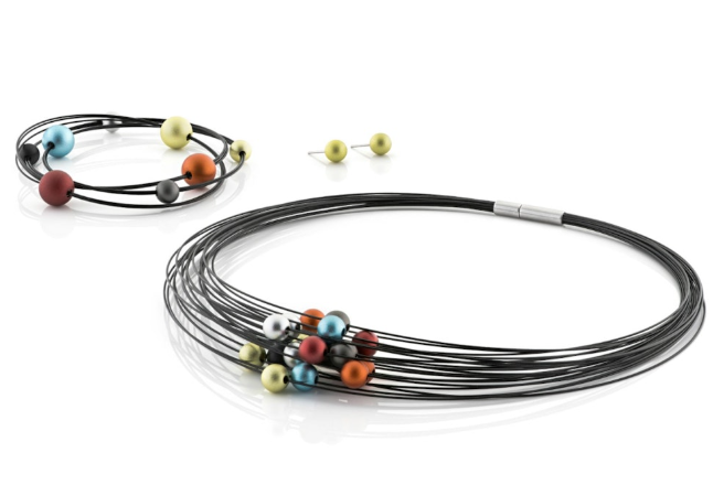 Mode-Schmuck mit bunten Perlen, Ketten und Ohrringen auf weißem Hintergrund.