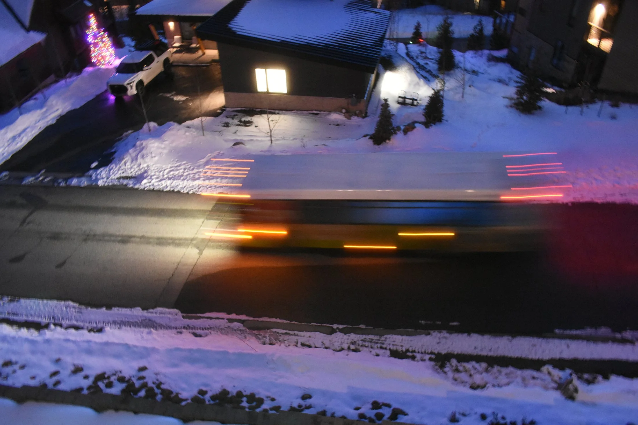 03-snow-bus-blur.jpg