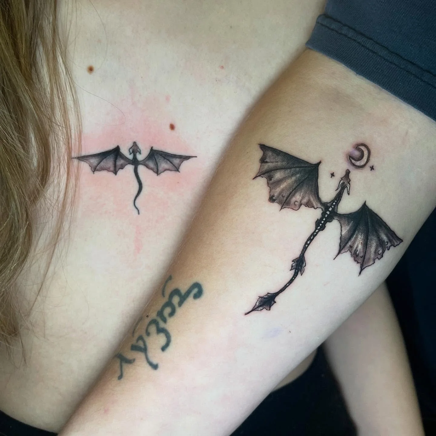 🖤 Matching dragons &mdash; same fire, different flight 🐉✨
@pennsnneedles 
A little ink that says we fly together, even apart.
#MatchingTattoos #DragonTattoos #Tat2Siege #FineLineTattoo #MinimalTattoo #TattooArt #TattooDesign #CoupleTattoos #BlackAn