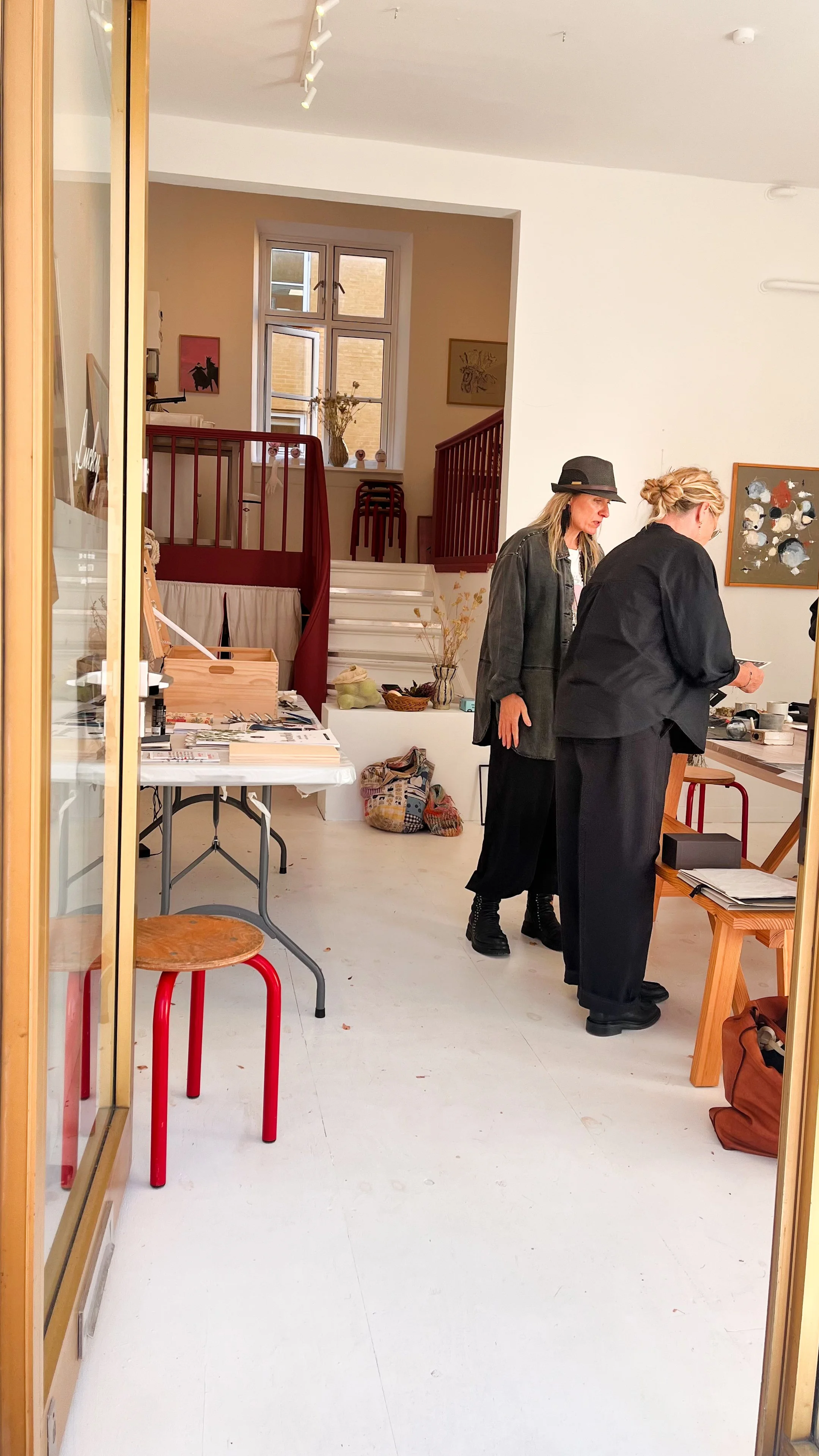 To kvinder står i et kunstgalleri og laver cyanotypi