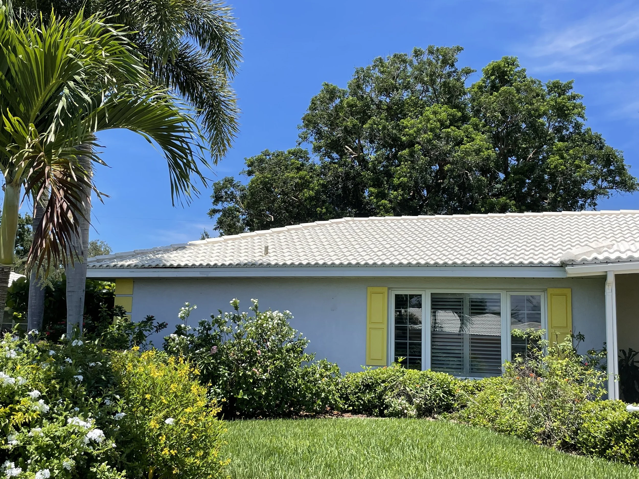 Non-Pressure Roof Cleaning in Sarasota: How Soft Washing Protects Tile Warranties