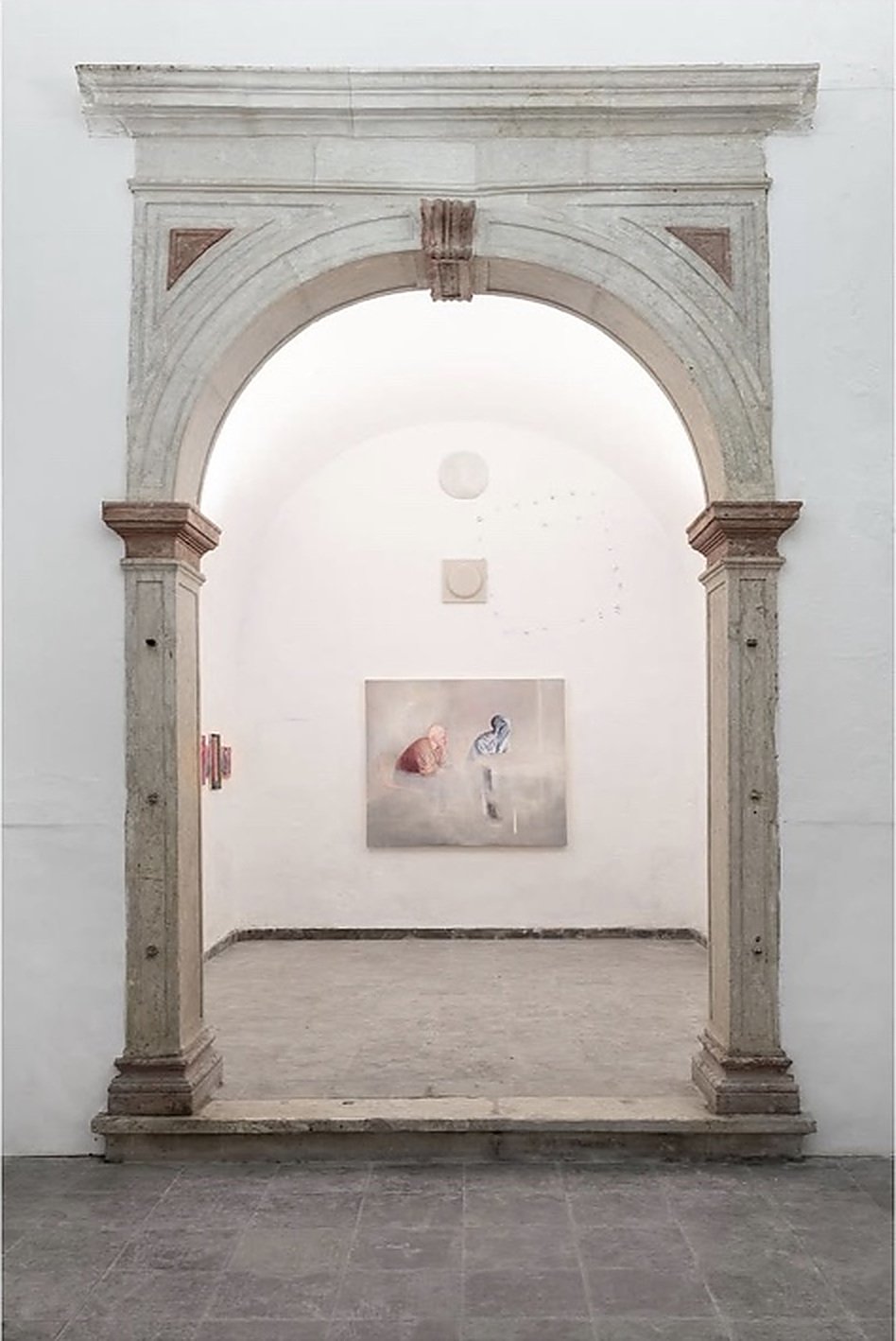 Installation view of Déjà Vu (2024) at Dialogue Gallery, Lisbon, featuring a large figurative painting by Luca Japkinas framed by the gallery's historic stone archway.