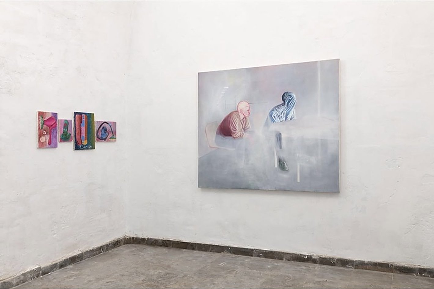 Installation view of Déjà Vu (2024) at Dialogue Gallery, Lisbon, featuring a large figurative painting by Luca Japkinas, with smaller works by Louisa Piepers visible on the adjacent wall.