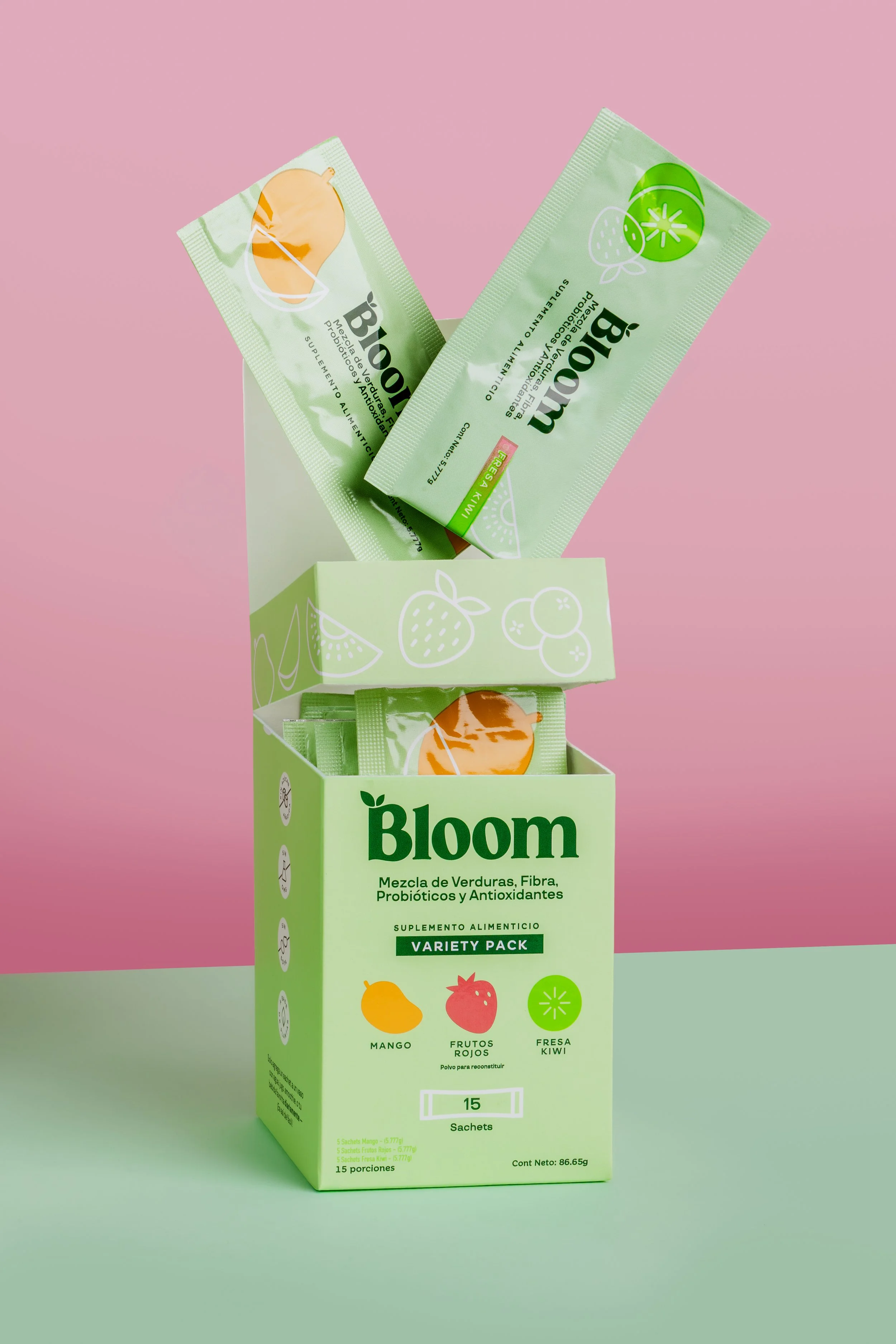 Caja y sobres de producto Bloom sobre fondo rosa.