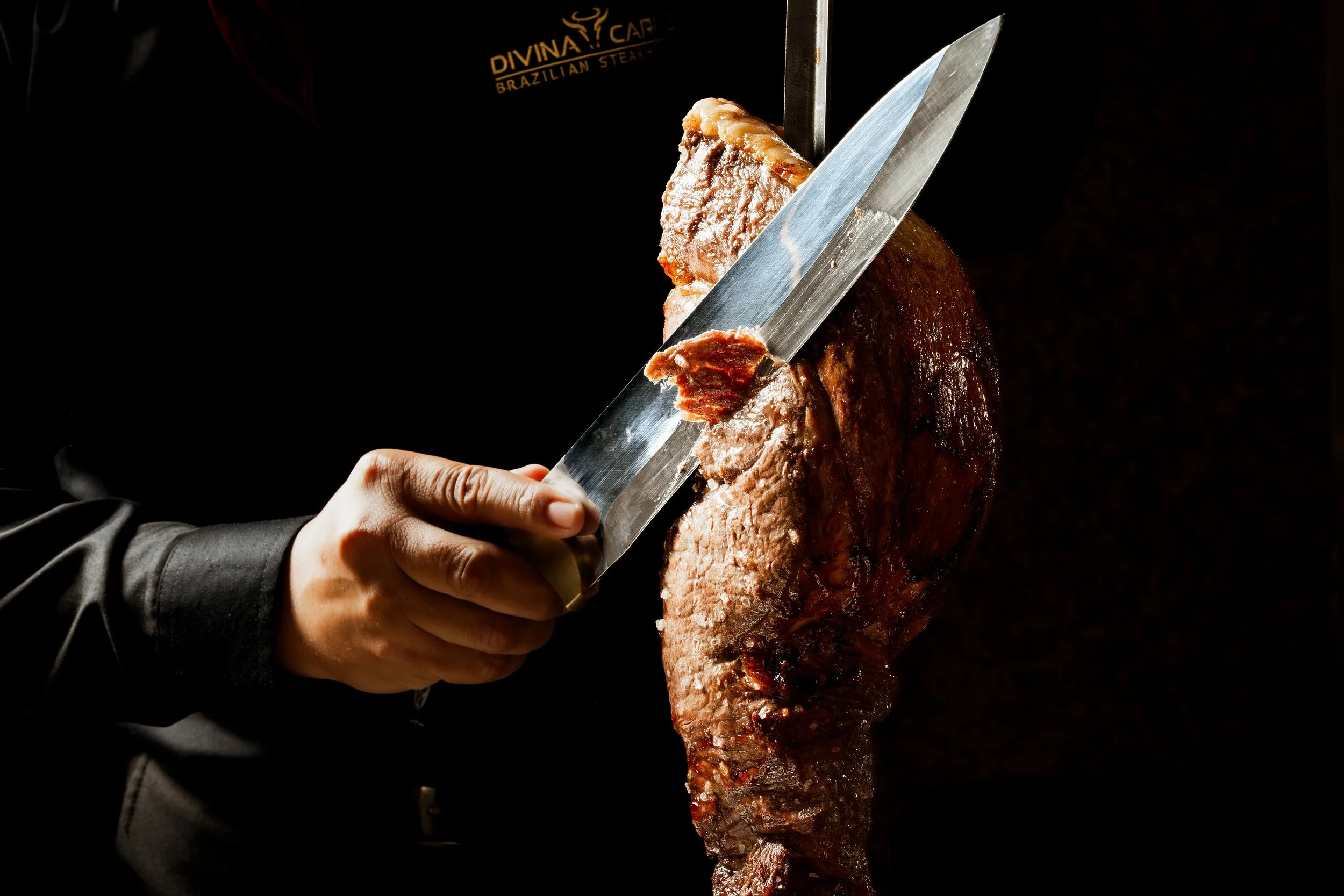 Preparación de un corte de carne asada con cuchillo.